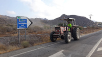 Imagen de las brigadas del servicio de conservación de la red de carreteras de la Región de Murcia trabajando en la limpieza de las vías que discurren por el municipio de Águilas 2/2