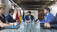El jefe del Ejecutivo regional, Fernando López Miras, se reunió con el presidente de la Diputación de Alicante, Carlos Mazón (2)