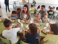 La consejera de Educación visita el comedor del colegio Reino de Murcia