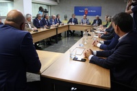 Un momento de la reunión entre el consejero de Presidencia y Hacienda, Javier Celdrán, y los representantes de las entidades bancarias
