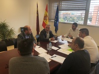 El consejero de Agua, Agricultura, Ganadería, Pesca y Medio Ambiente, Antonio Luengo, junto con representantes de la Federación de Caza de la Región de Murcia.
