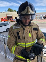 Un bombero del Consorcio de Extinción de Incendios y Salvamento muestra un medidor de Dióxido de Carbono