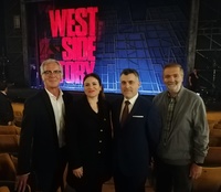 La consejera de Educación y Cultura da la bienvenida al equipo del musical 'West Side Story'