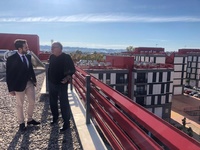 El director general de Vivienda, José Francisco Lajara, comprobó hoy el estado de las viviendas, acompañado de Fernando Roldán, presidente de la asociación de vecinos del barrio de San Fernando.