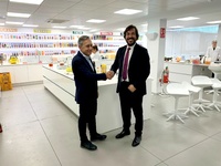Miguel Motas visita las instalaciones de AMC Natural Drinks, empresa ganadora del Premio Nacional de Innovación