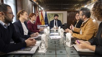 El presidente López Miras, durante la reunión con la presidenta de la Red Española de Lucha contra la Pobreza en la Región de Murcia (EAPN-RM), Rosa Cano