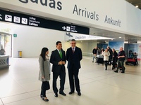 El consejero de Fomento, José Ramón Díez de Revenga, el director del Aeropuerto, Mariano Menor, y la directora general de Movilidad y Territorial, Marina Munuera, en la infraestructura aeroportuaria
