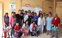 Universitarias murcianas junto a las mujeres y los niños de Piura (Perú)