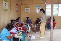 Una de las estudiantes voluntarias imparte un taller a las mujeres artesanas de la zona