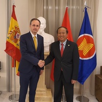 El consejero de Presidencia y Hacienda, Javier Celdrán, durante la entrevista con el embajador de Vietnam en España, Ngo Tien Dung