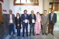 Motas inaugura la exposición 'Entre Científicas' en la Facultad de Derecho de la Universidad de Murcia