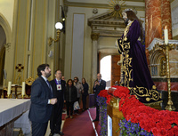 López Miras asiste al tradicional besapié al Cristo del Rescate