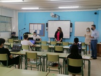 La consejera de Educación y Cultura, Esperanza Moreno, durante su visita a los alumnos que realizan las clases de refuerzo educativo en el Instituto de Enseñanza Secundaria Aljada de Murcia