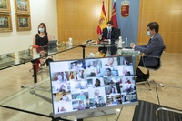 El presidente Fernando López Miras ha mantenido un encuentro por vía telemática con los alcaldes de los 45 municipios de la Región (2)