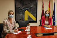 Martínez Vidal recibe a la alcaldesa de Fortuna para dar a conocer las ayudas puestas en marcha con motivo de la pandemia (2)