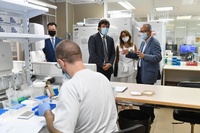 El consejero Miguel Motas visitó a los grupos de investigación del  Instituto Murciano de Investigación Biosanitaria (IMIB) que desarrollan proyectos sobre la Covid-19 en el Centro de Hemodonación, financiados por la Fundación Séneca 2