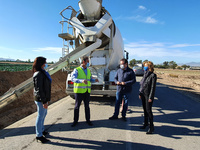 El director general de Carreteras, José Antonio Fernández Lladó, durante su visita a las obras de reparación de firme y cunetas de la carretera regional que une el municipio de Lorca con la diputación de Altobordo (RM-D12)