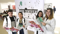 Un grupo de estudiantes visita la exposición 'Entre científicas'  de la Fundación Séneca