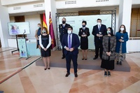 El presidente López Miras, junto a los premiados en el acto institucional del Día Internacional para la Eliminación de la Violencia contra la Mujer