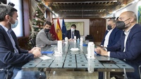 El jefe del Ejecutivo regional, Fernando López Miras, se reunió con el presidente de la Diputación de Alicante, Carlos Mazón, y el presidente del Sindicato Central de Regantes del Acueducto Tajo-Segura (Scrats), Lucas Jiménez (2)