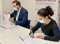 La consejera Cristina Sánchez firma el convenio con el presidente de Asociación de Jóvenes Empresarios de la Región de Murcia, Ginés Ángel García