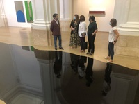 Imagen de la visita de la consejera de Educación y Cultura, Esperanza Moreno, a la exposición 'Chromotopia' del artista Ranier Splitt en la Sala Verónicas
