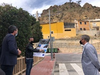 El consejero Antonio Luengo, junto al alcalde de Ojós José Emilio Palazón, durante la presentación de las obras se consolidación de laderas