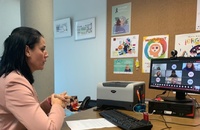 La directora general de Mujer y Diversidad de Género, María José García, trata en videoconferencia el servicio de interpretación árabe con los técnicos del departamento