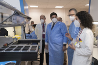 El presidente de la Comunidad, Fernando López Miras, visita el laboratorio de microbiología del hospital Virgen de la Arrixaca (1)