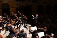 Imagen de una actuación de la Mahler Chamber Orchestra con la dirección de Daniele Gatti