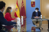 El jefe del Ejecutivo autonómico, Fernando López Miras, recibe a la nueva presidenta del Colegio Oficial de Farmacéuticos de la Región de Murcia, Paula Payá (II)