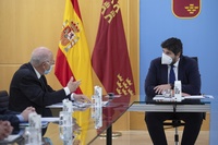 El presidente de la Comunidad, Fernando López Miras, se reúne con el director general de Estrella de Levante, Pedro Marín/2