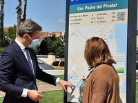El consejero de Presidencia, Turismo y Deportes, Marcos Ortuño, y la alcaldesa de San Pedro del Pinatar, Visitación Martínez, junto a la nueva señalización instalada de la ruta Eurovelo