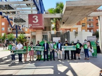 El director general de Medio Ambiente y el alcalde de Alcantarilla, con los premiados en la campaña 'Recicla esperanza'