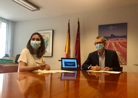 El consejero de Salud, Juan José Pedreño, y la presidenta del Colegio Oficial de Farmacéuticos de la Región de Murcia, Paula Payá, suscribieron hoy...