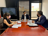 El consejero José Ramón Díez de Revenga, el alcalde Joaquín Buendía y la directora Marina Munuera durante la reunión mantenida hoy sobre la nueva...