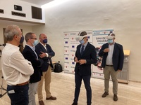 El consejera de Economía, Hacienda y Administración Digital,  Luis Alberto Marín, y el alcalde de Pliego, Antonio Huéscar, usan las gafas de realidad virtual para ver la nueva producción de la Sima de la Higuera