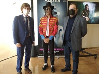El director general del Instituto de Industrias Culturales y de las Artes, José Ramón Palazón, junto al protagonista e imitador de Michael Jackson,...