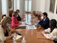 El consejero José Ramón Díez de Revenga y la alcaldesa Noelia Arroyo durante la reunión en la que han analizado con sus equipos las novedades de ...