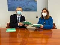 El consejero de Salud, Juan José Pedreño, y la presidenta del Colegio de Farmacéuticos, Paula Payá, suscribieron un acuerdo para detectar la enfermedad de Chagas.