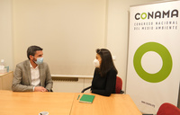 Antonio Luengo, durante su encuentro con la directora de la Fundación Conama, Alicia Torrego