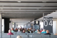 Pasajeros esperando para embarcar en sus vuelos en el Aeropuerto Internacional de la Región de Murcia