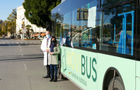 La directora general de Movilidad y Litoral, Marina Munuera, y el gerente del Área de Salud VII Murcia-Este, Ángel Baeza, junto a uno de los autobuses...