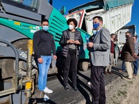 El director general del Agua, José Sandoval, y la alcaldesa, María Ángeles Túnez, durante su visita a las obras del camino del Cementerio