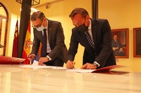 Momento de la firma del convenio para el programa IRIS entre el consejero Antonio Sánchez Lorente y el rector José Luján