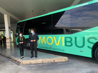 El consejero de Fomento e Infraestructuras, José Ramón Díez de Revenga, y la directora de Movilidad y Litoral, Marina Munuera, junto un autobús de...