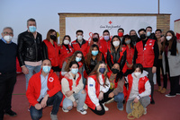 El director general de Juventud, José Manuel López, junto a voluntarios de Cruz Roja Española que trabajarán en el proyecto de fomento del voluntariado...