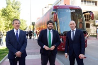 López Miras visita la Federación Murciana de Fútbol y mantiene un encuentro con su presidente, José Miguel Monje Carrillo, y el máximo dirigente de la Federación Española de Fútbol, Luis Rubiales (2)