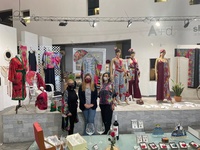 El Centro de Artesanía de Murcia acoge una exposición de prendas en seda natural pintadas a mano