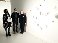 (de izquierda a derecha) la comisaria de la exposición 'Algoritmo de sal', Isabel del Moral; el director del ICA, Manuel Cebrián; y la artista Cocha...